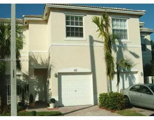 Foto de propiedad en 692 NW 170th Terrace, Pembroke Pines, FL 33028 Pembroke Pines con MLS# 