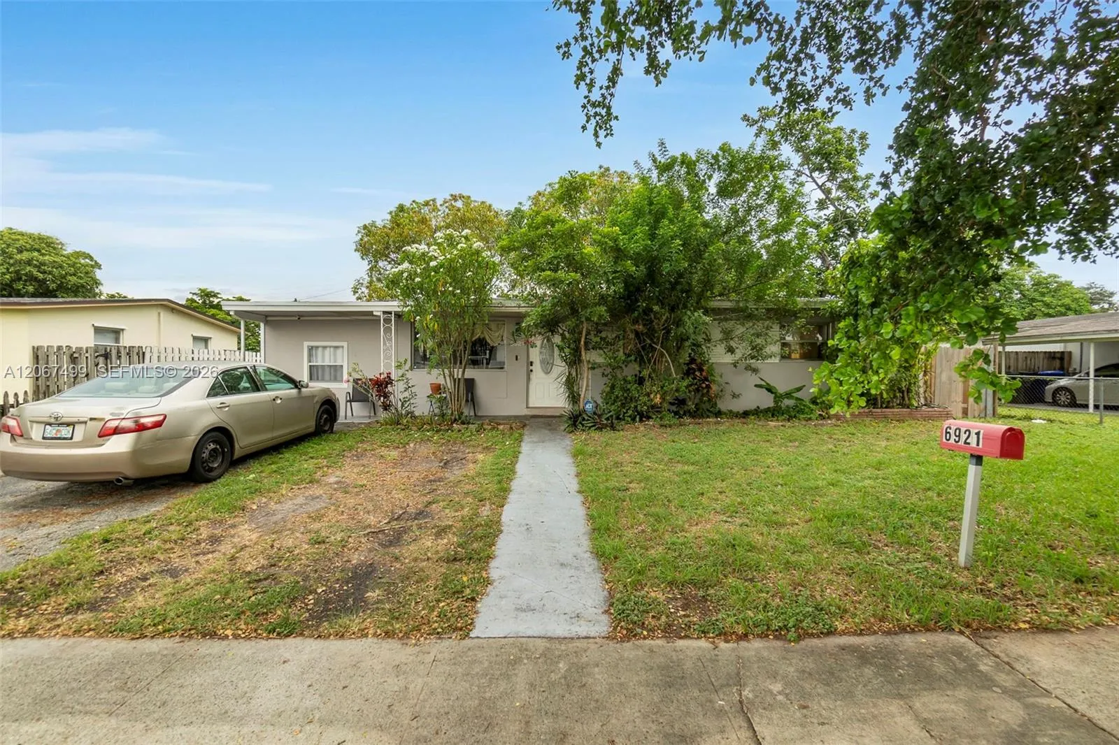 Foto de propiedad en 6921 Taylor Street, Hollywood, FL 33024 Hollywood con MLS# 