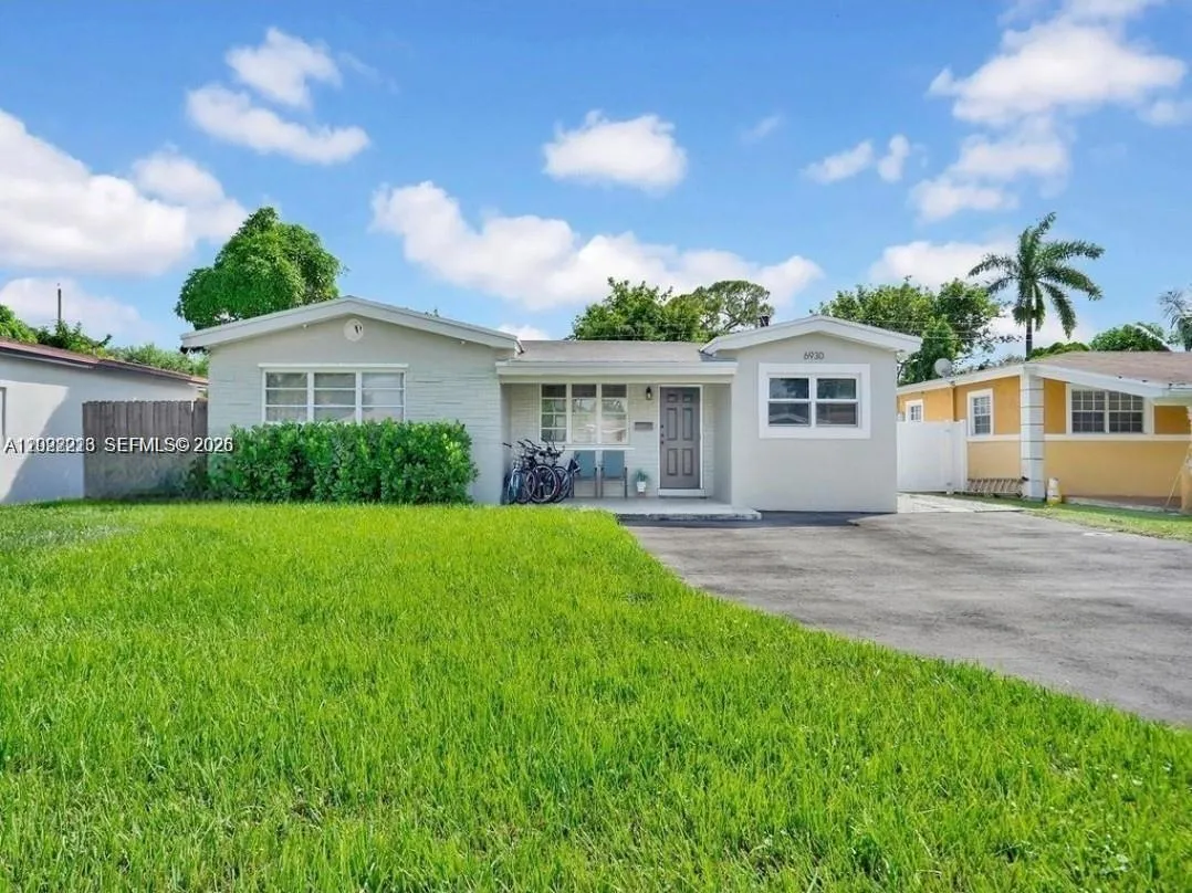 Foto de propiedad en 6930 SW 12th Street, Pembroke Pines, FL 33023 Pembroke Pines con MLS# 
