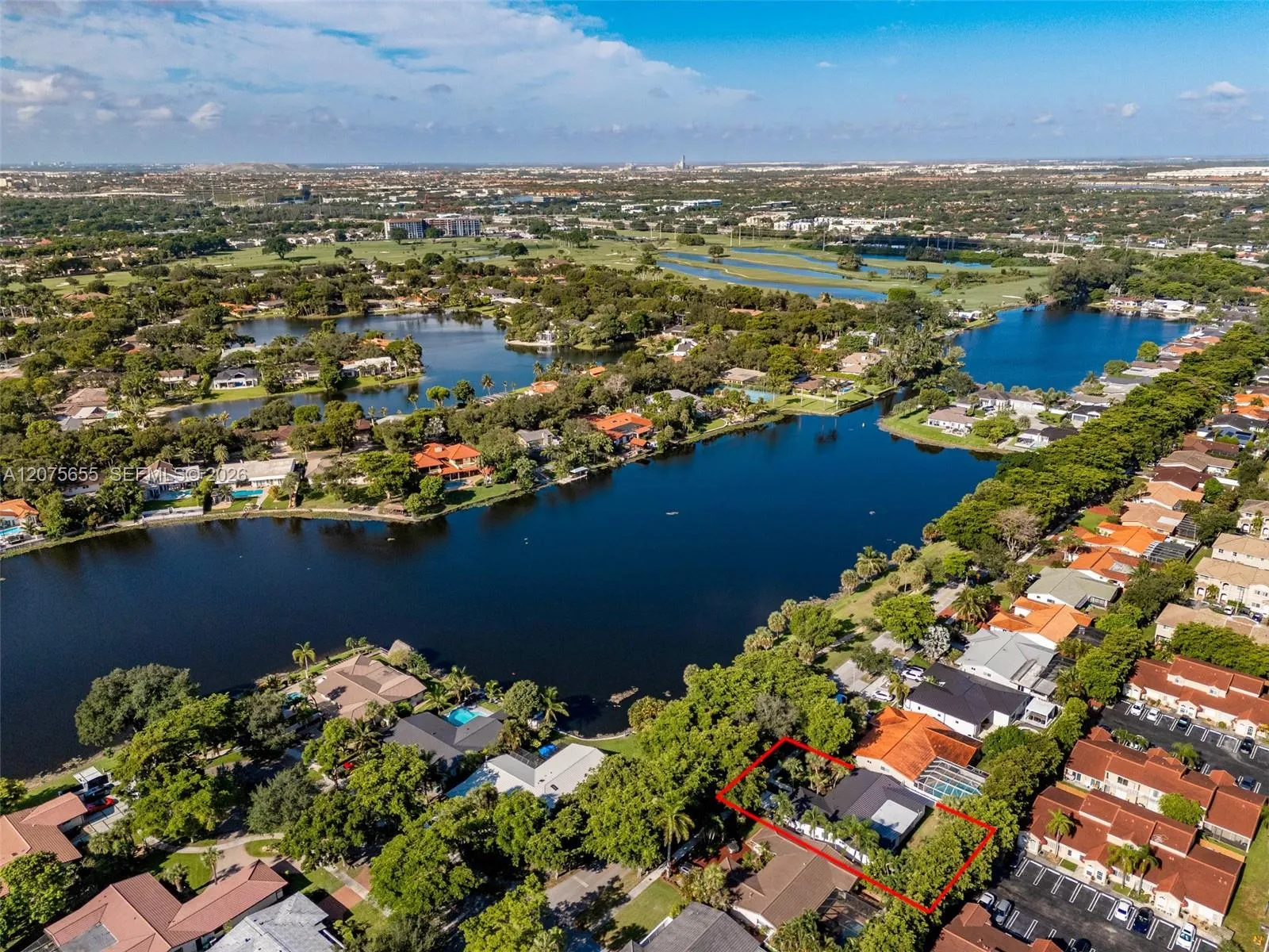 Foto de propiedad en 6931 Loch Ness Drive, Miami Lakes, FL 33014 Miami Lakes con MLS# 