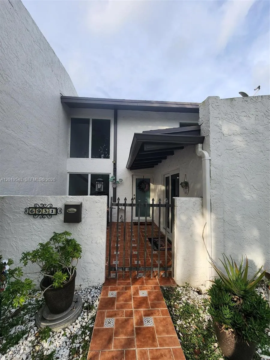 Foto de propiedad en 6931 SW 111th Court, Miami, FL 33173 Miami con MLS# 