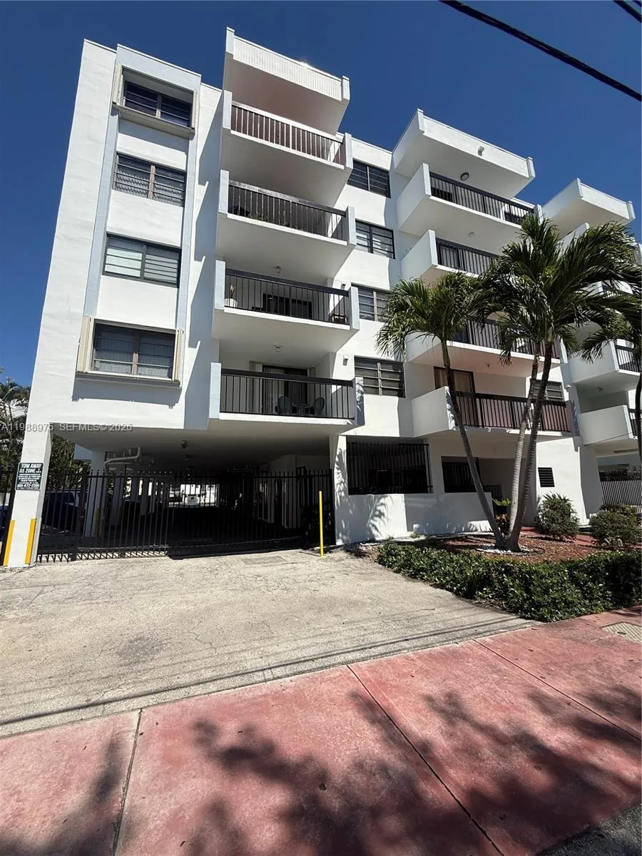 Foto de propiedad en 6937 Bay Drive, Miami Beach, FL 33141 Miami Beach con MLS# 