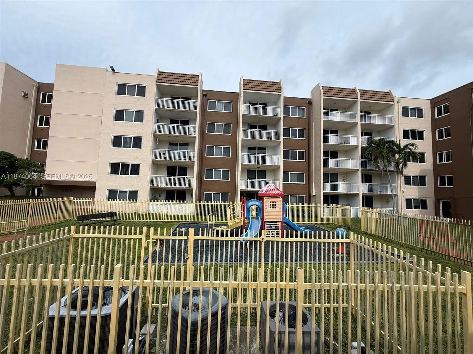 Foto de propiedad en 6940 Miami Gardens Drive 1-122, Hialeah, FL 33015 Hialeah con MLS# 