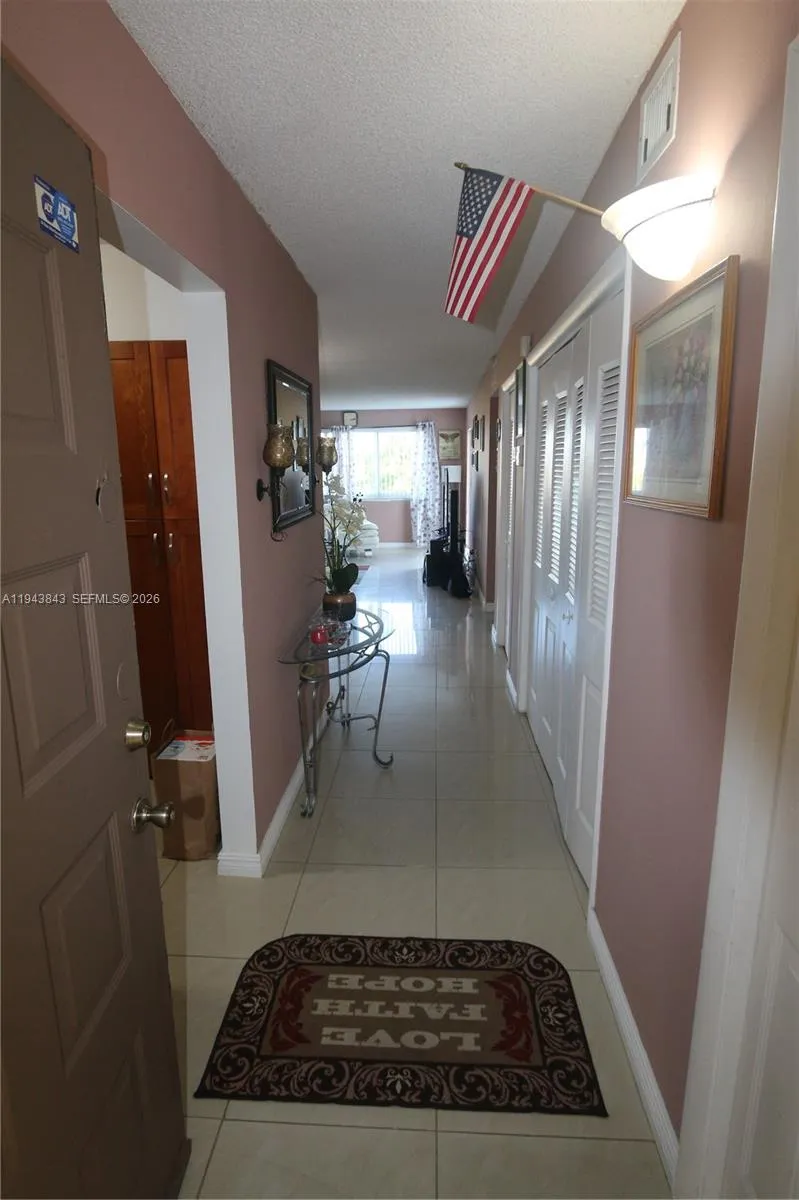 Foto de propiedad en 6940 NW Miami Gardens Drive 1-430, Hialeah, FL 33015 Hialeah con MLS# 