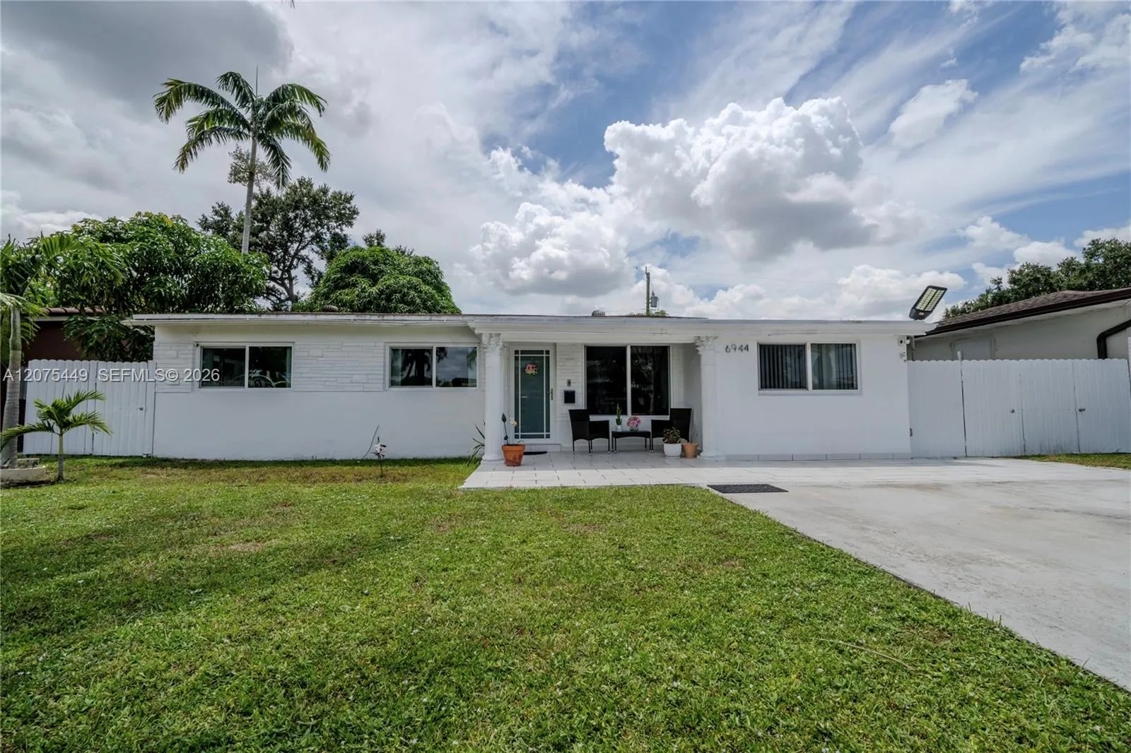 Foto de propiedad en 6944 SW 10th Court, Pembroke Pines, FL 33023 Pembroke Pines con MLS# 