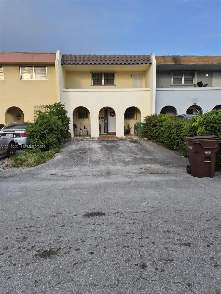 Foto de propiedad en 6945 W 2nd Way, Hialeah, FL 33014 Hialeah con MLS# 