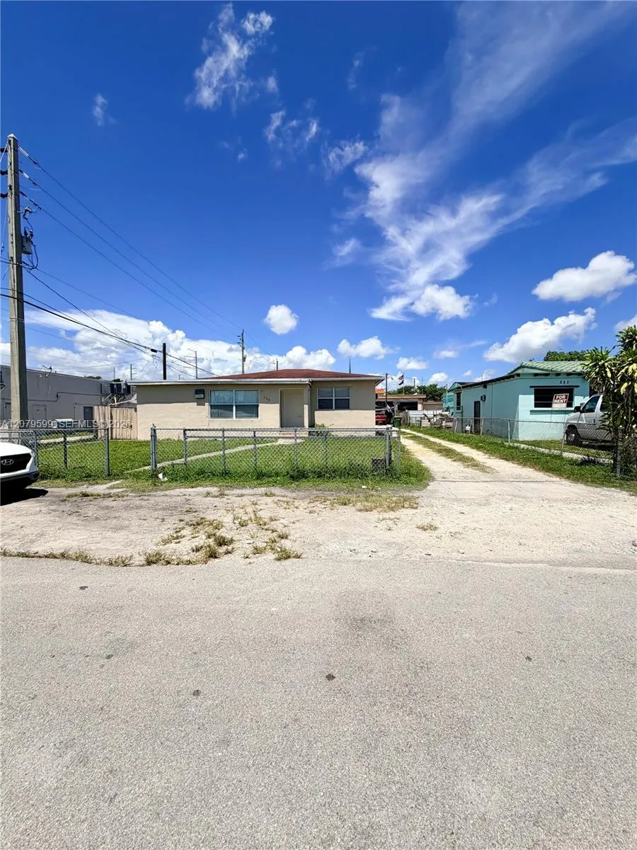 Foto de propiedad en 695 NW 130th Street, North Miami, FL 33168 North Miami con MLS# 