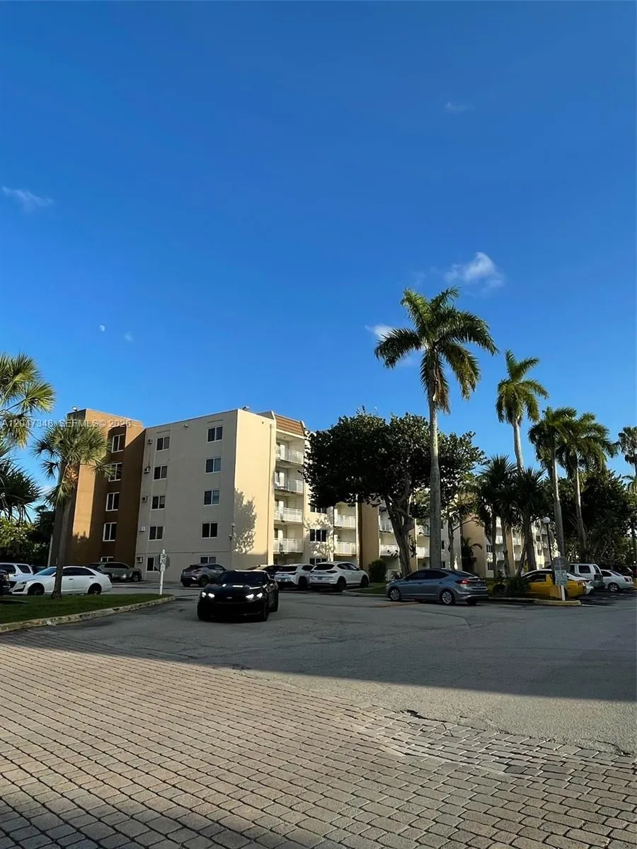 En Renta 6950 Miami Gardens Drive 2-312A, Hialeah, FL 33015, Hialeah, FL 33015