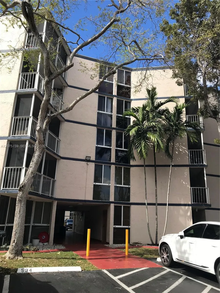 Foto de propiedad en 6955 NW 186th Street F310, Hialeah, FL 33015 Hialeah con MLS# 