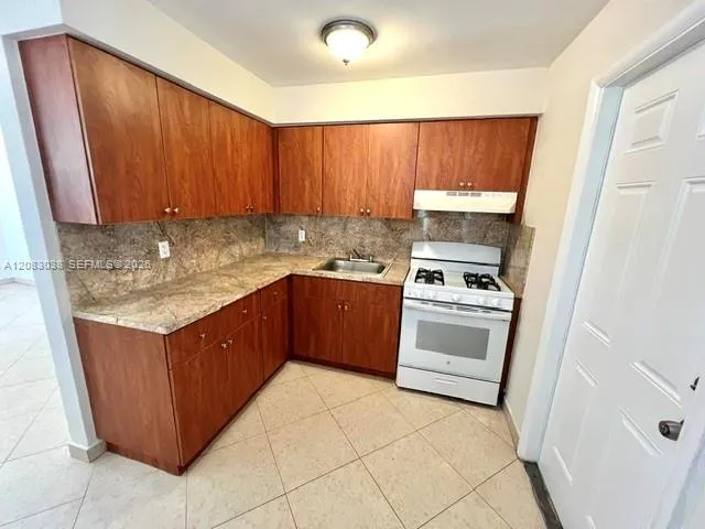 En Renta 696 NE 85th Street 1, Miami, FL 33138, Miami, FL 33138