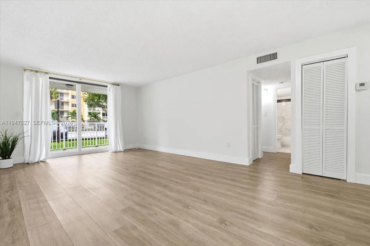 Foto de propiedad en 6960 Miami Gardens Drive 2-124, Hialeah, FL 33015 Hialeah con MLS# 