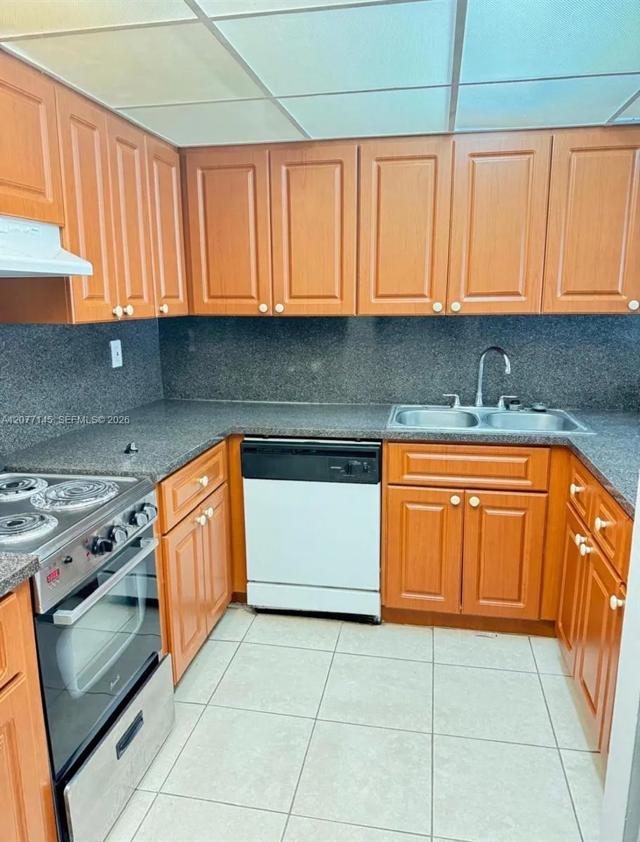 En Renta 6960 Miami Gardens Drive 2-225, Hialeah, FL 33015, Hialeah, FL 33015