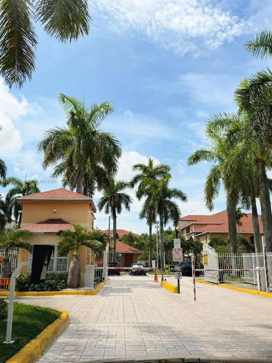 Foto de propiedad en 6960 SW 39th Street E102, Davie, FL 33314 Davie con MLS# 