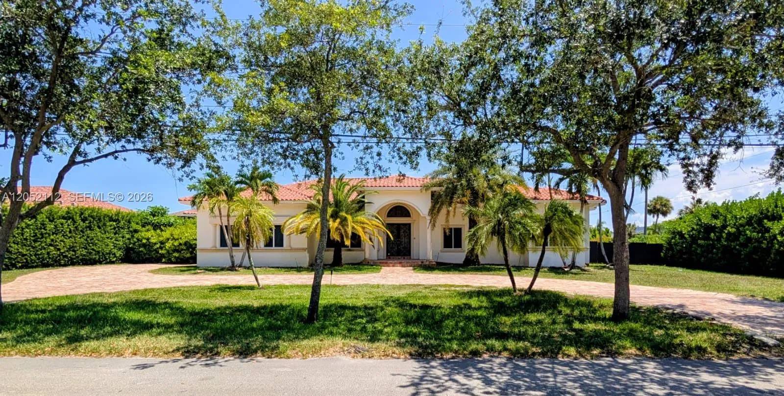 Foto de propiedad en 6990 SW 90th Street, Pinecrest, FL 33156 Pinecrest con MLS# 