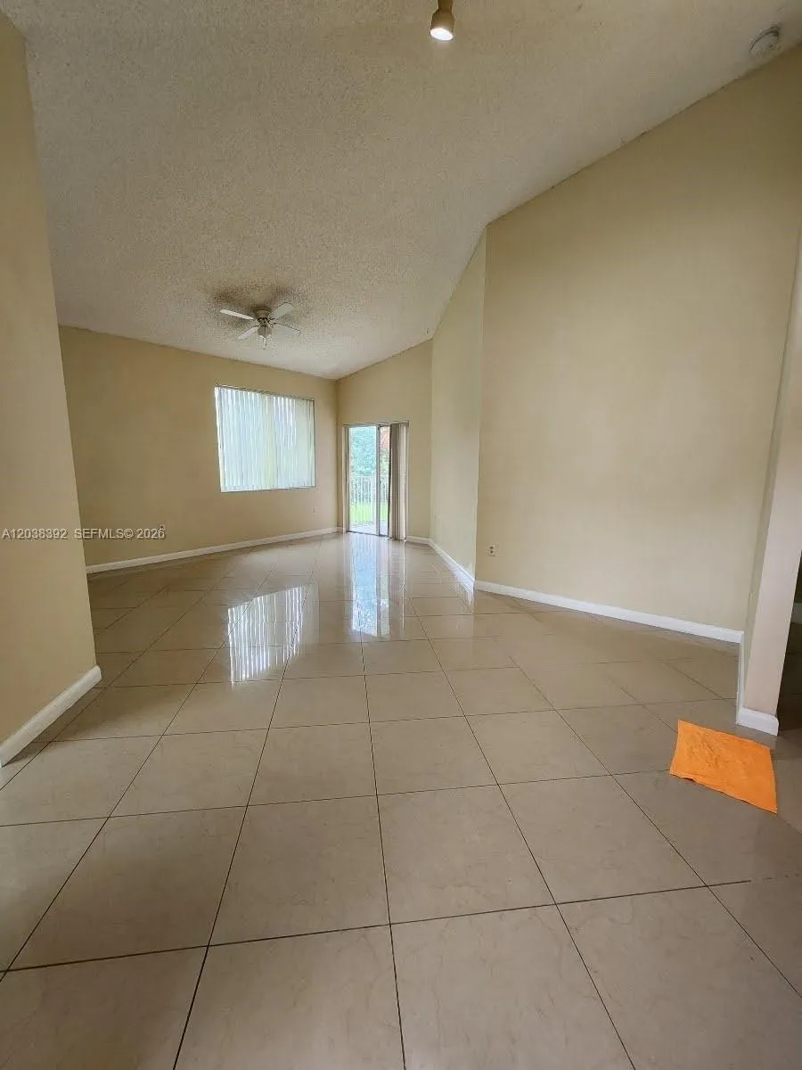 Foto de propiedad en 6992 SW 39th Street I101, Davie, FL 33314 Davie con MLS# 