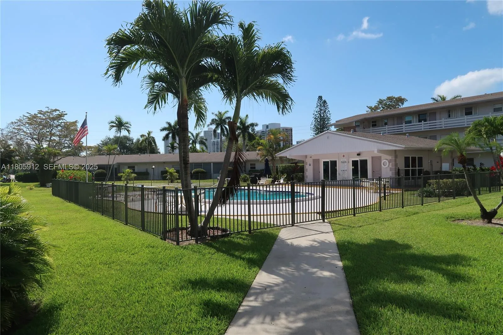 Foto de propiedad en 700 Layne Boulevard 112, Hallandale Beach, FL 33009 Hallandale Beach con MLS# 