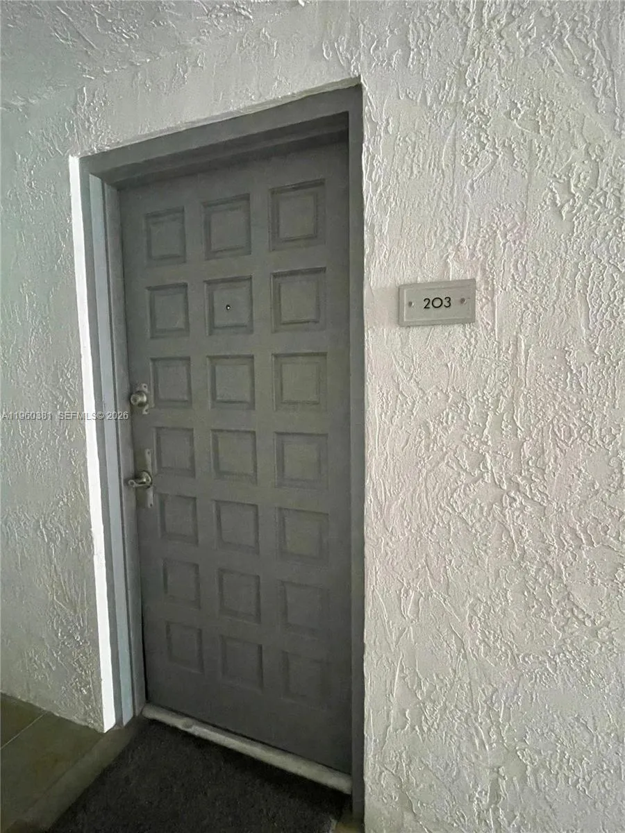 Foto de propiedad en 700 NE 63rd Street D203, Miami, FL 33138 Miami con MLS# 