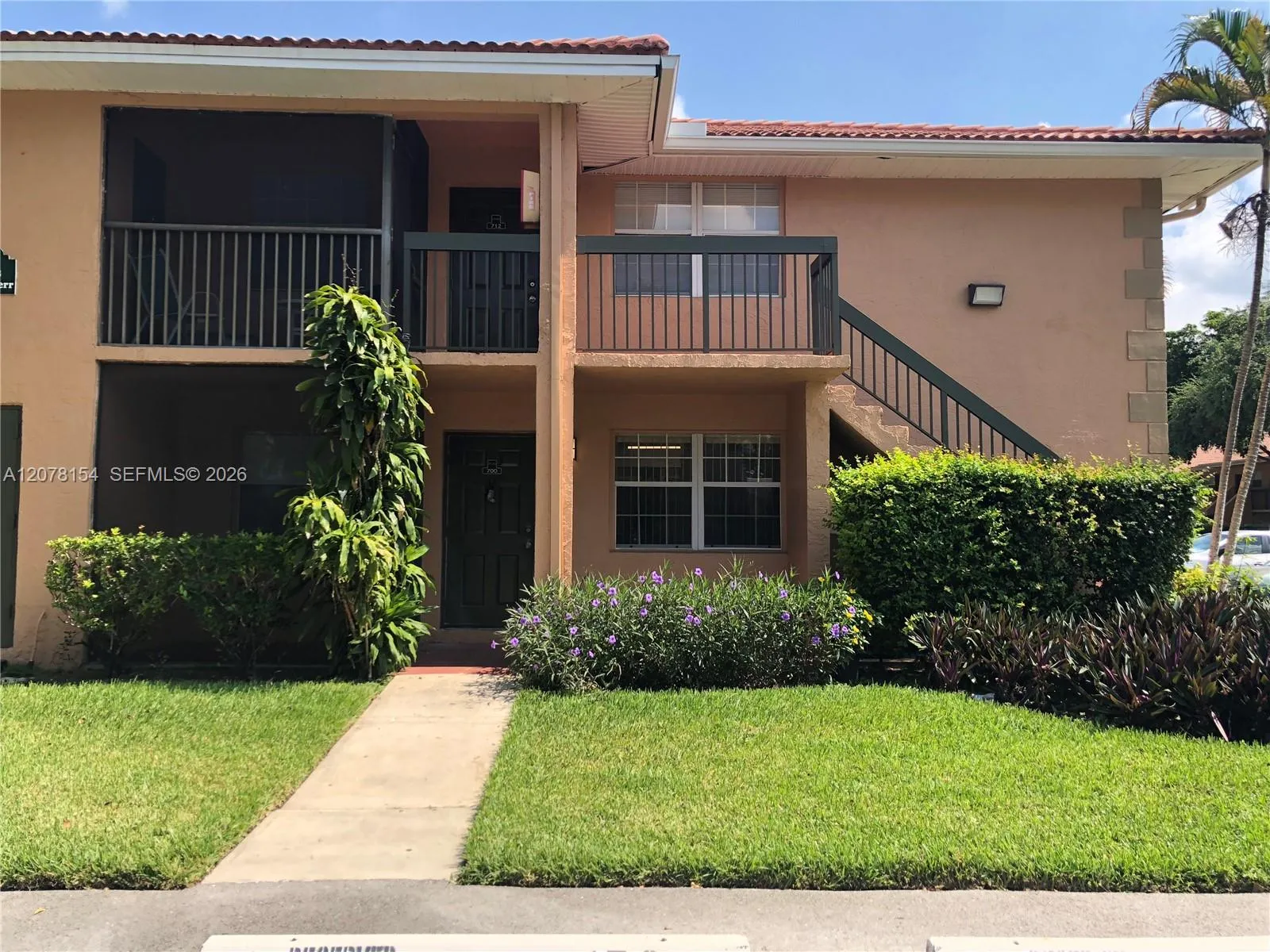 Foto de propiedad en 700 NW 103rd Terrace 101, Pembroke Pines, FL 33026 Pembroke Pines con MLS# 