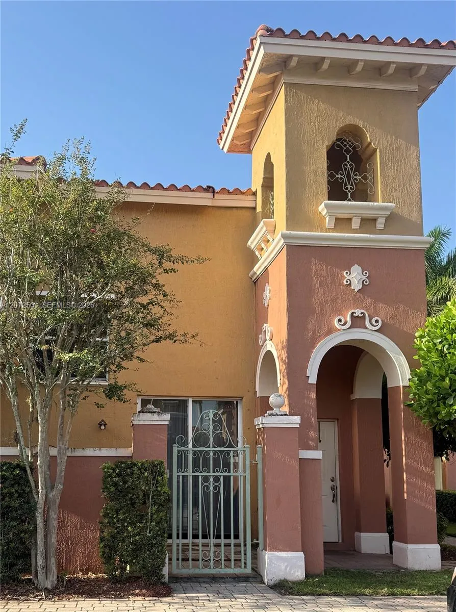 Foto de propiedad en 700 SW 106th Avenue 2007, Pembroke Pines, FL 33025 Pembroke Pines con MLS# 