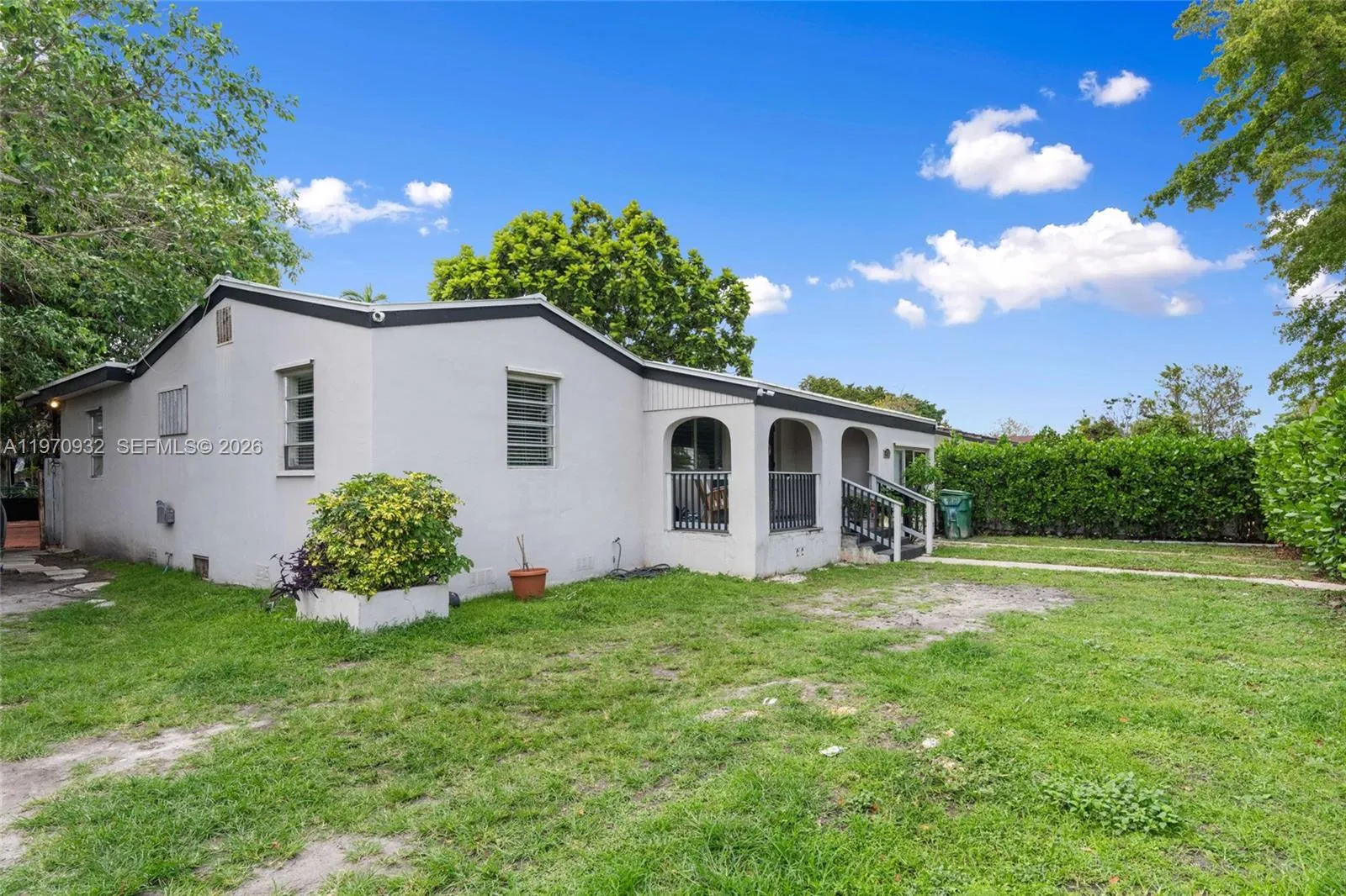 Foto de propiedad en 700 SW 44th Place, Miami, FL 33134 Miami con MLS# 