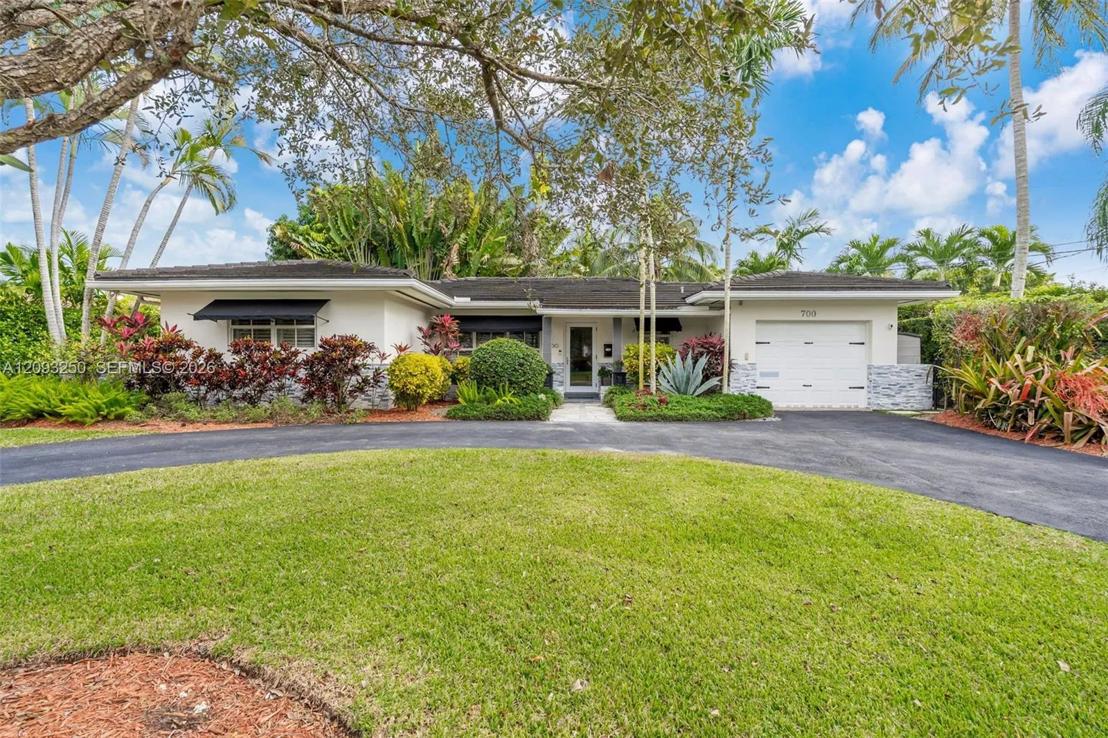 Foto de propiedad en 700 Vilabella Avenue, Coral Gables, FL 33146 Coral Gables con MLS# 