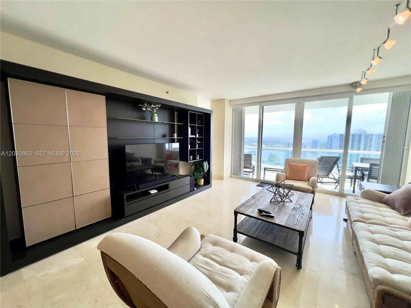 Foto de propiedad en 7000 Island Boulevard 2403, Aventura, FL 33160 Aventura con MLS# 