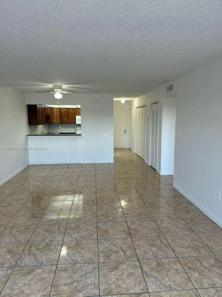 Foto de propiedad en 7000 NW 186th Street 4-226, Hialeah, FL 33015 Hialeah con MLS# 