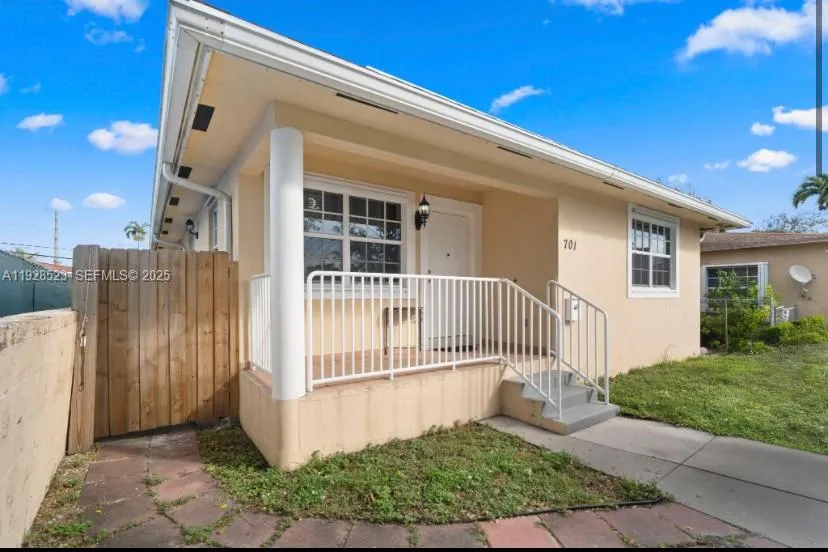 Foto de propiedad en 701 NE 6th Street, Hallandale Beach, FL 33009 Hallandale Beach con MLS# 