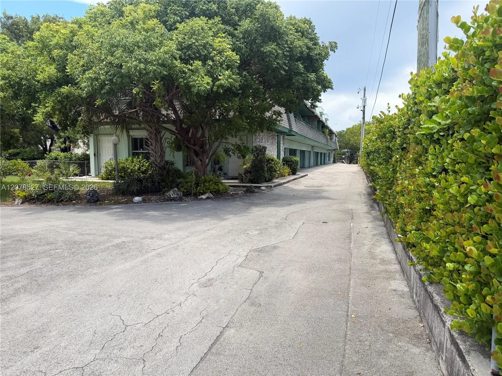 Foto de propiedad en 701 S Royal Poinciana Boulevard 12, Miami Springs, FL 33166 Miami Springs con MLS# 