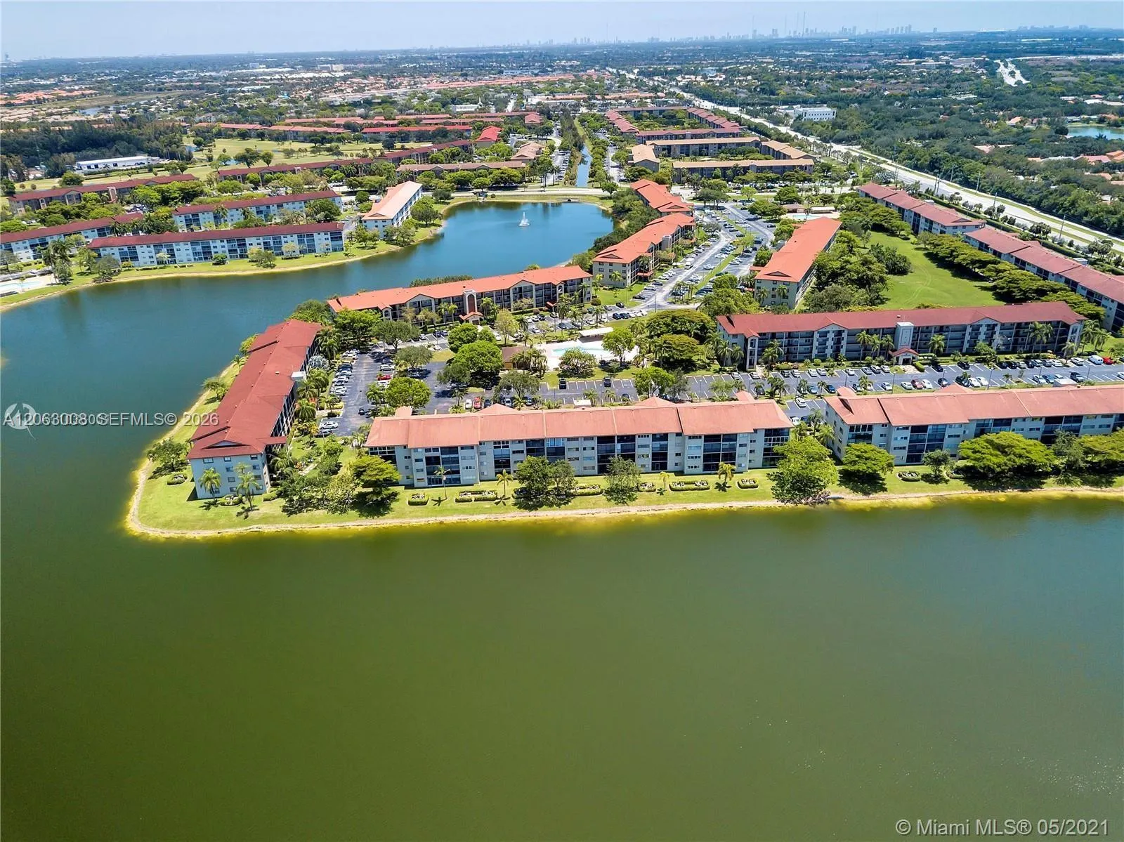 Foto de propiedad en 701 SW 142nd Avenue 108S, Pembroke Pines, FL 33027 Pembroke Pines con MLS# 