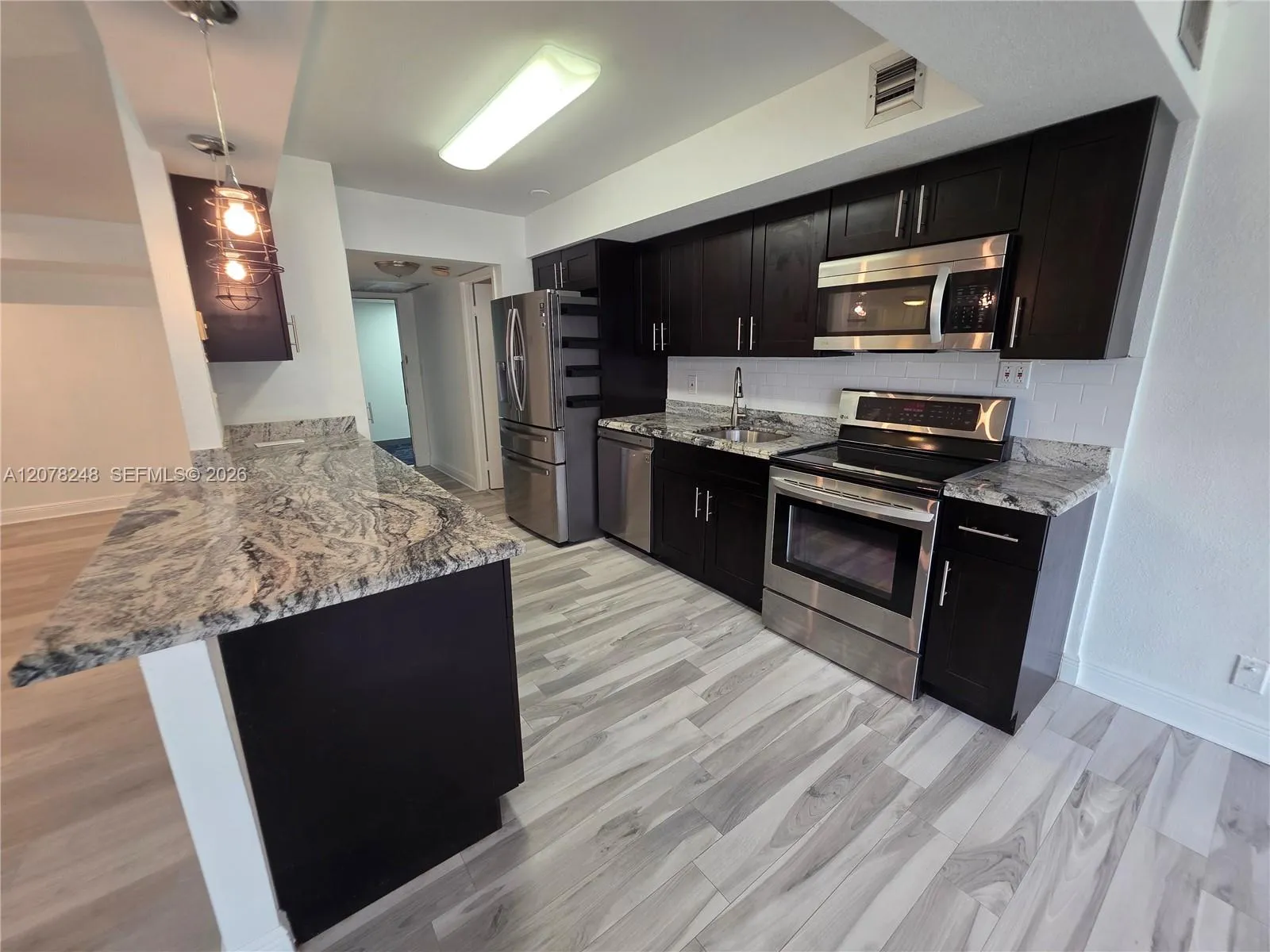 Foto de propiedad en 701 Three Islands Boulevard 110, Hallandale Beach, FL 33009 Hallandale Beach con MLS# 