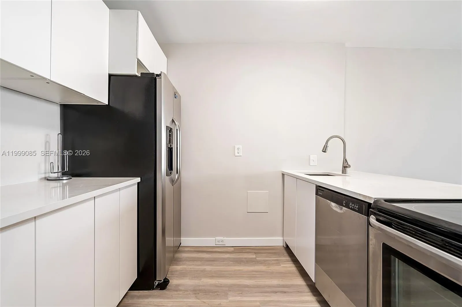 Foto de propiedad en 701 Three Islands Boulevard 316, Hallandale Beach, FL 33009 Hallandale Beach con MLS# 