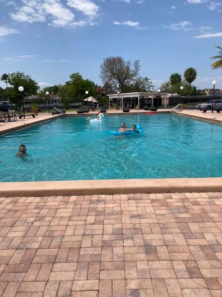 Foto de propiedad en 701 Three Islands Boulevard 409, Hallandale Beach, FL 33009 Hallandale Beach con MLS# 