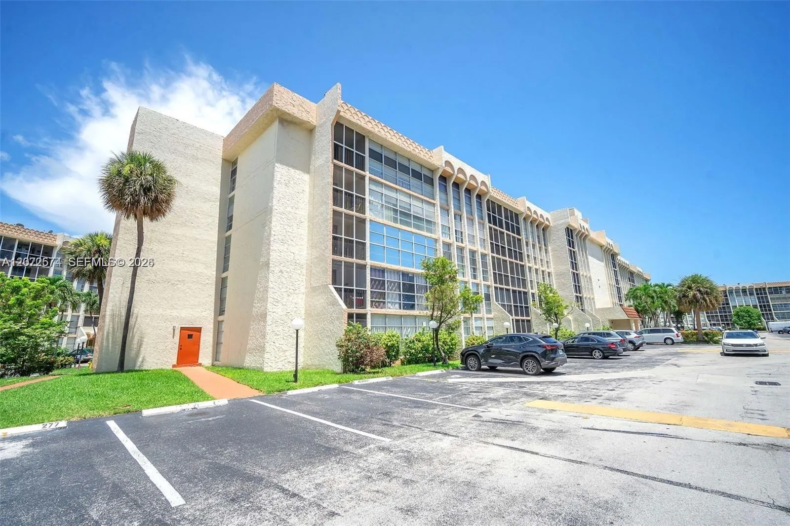 Foto de propiedad en 701 Three Islands Boulevard 505, Hallandale Beach, FL 33009 Hallandale Beach con MLS# 