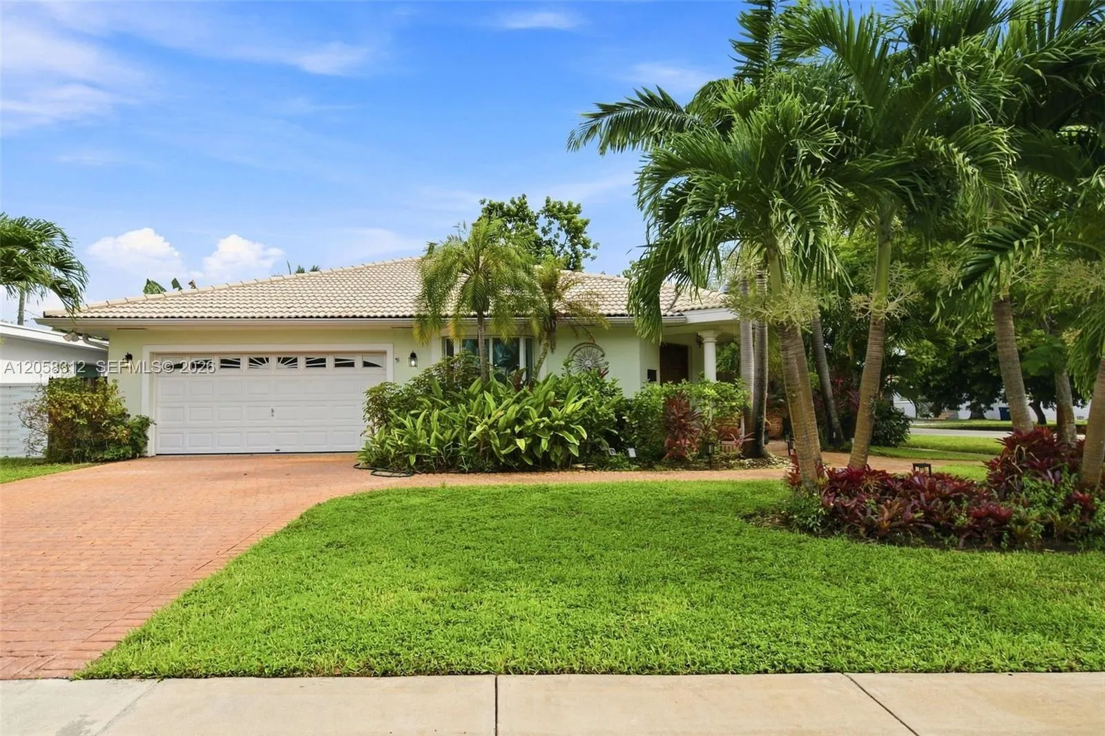 Foto de propiedad en 701 Westward Drive, Miami Springs, FL 33166 Miami Springs con MLS# 