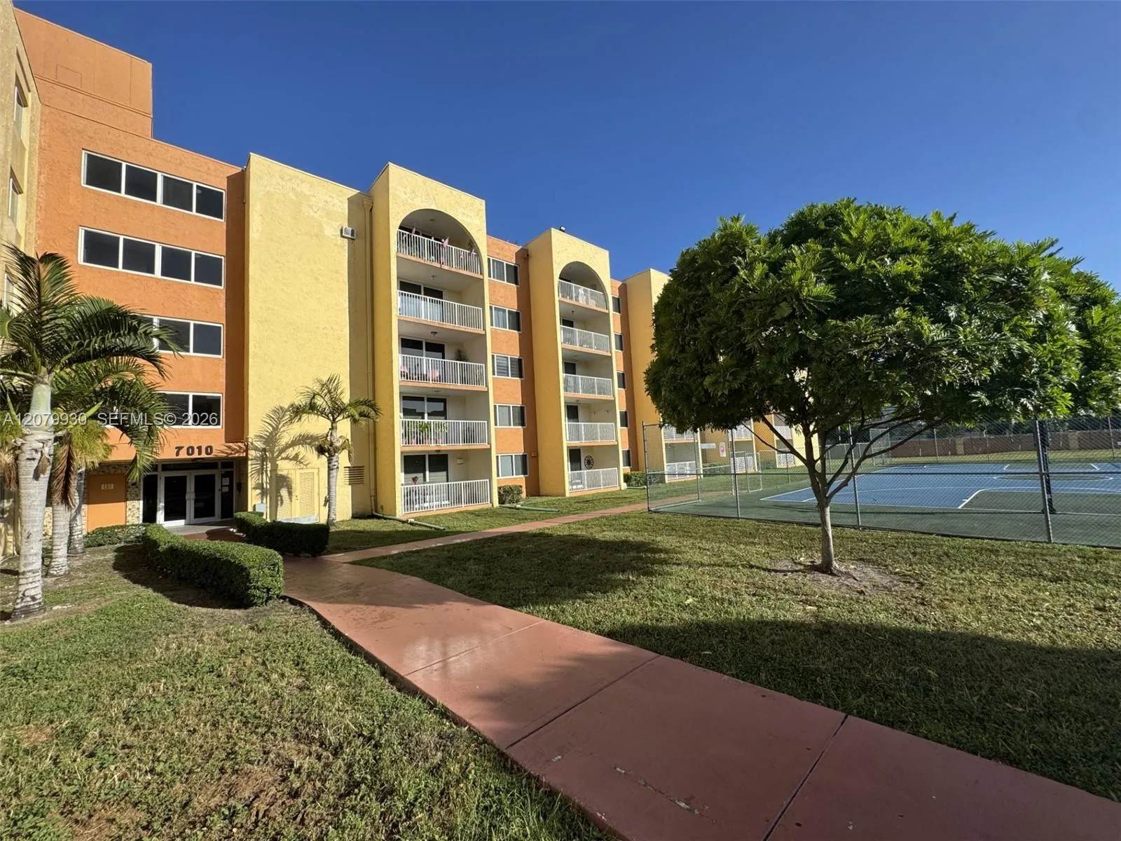 Foto de propiedad en 7010 NW 186th Street 5-107, Hialeah, FL 33015 Hialeah con MLS# 