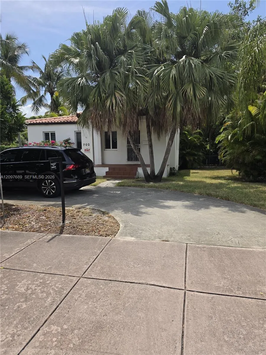 En Renta 702 Boabadilla Street, Coral Gables, FL 33134, Coral Gables, FL 33134