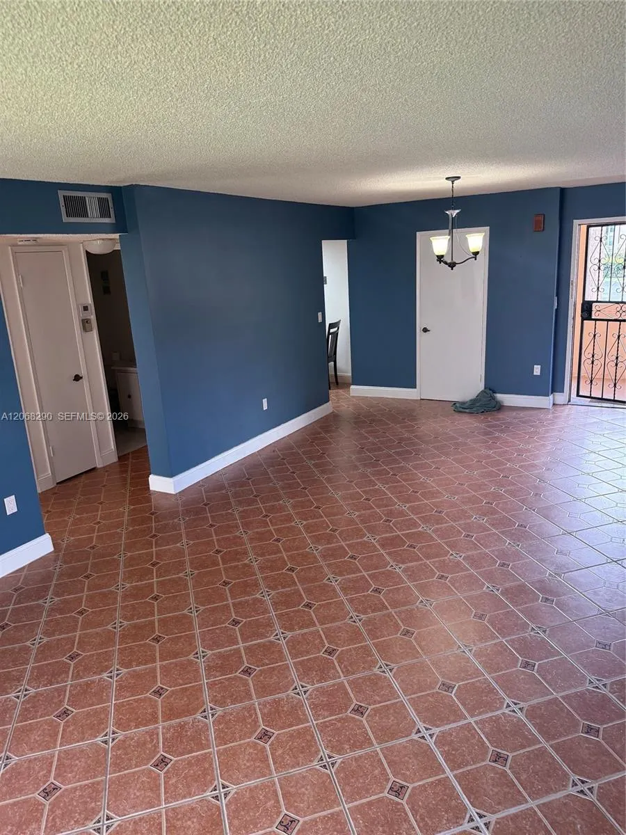 En Venta 702 NW 87th Avenue 213, Miami, FL 33172, Miami, FL 33172