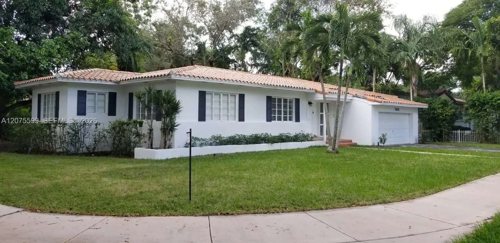 En Renta 702 Tibidabo Avenue, Coral Gables, FL 33143, Coral Gables, FL 33143