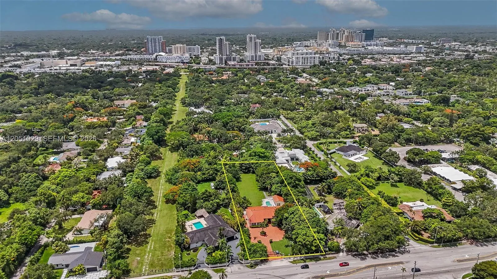 Foto de propiedad en 7030 Sunset Drive, Miami, FL 33143 Miami con MLS# 