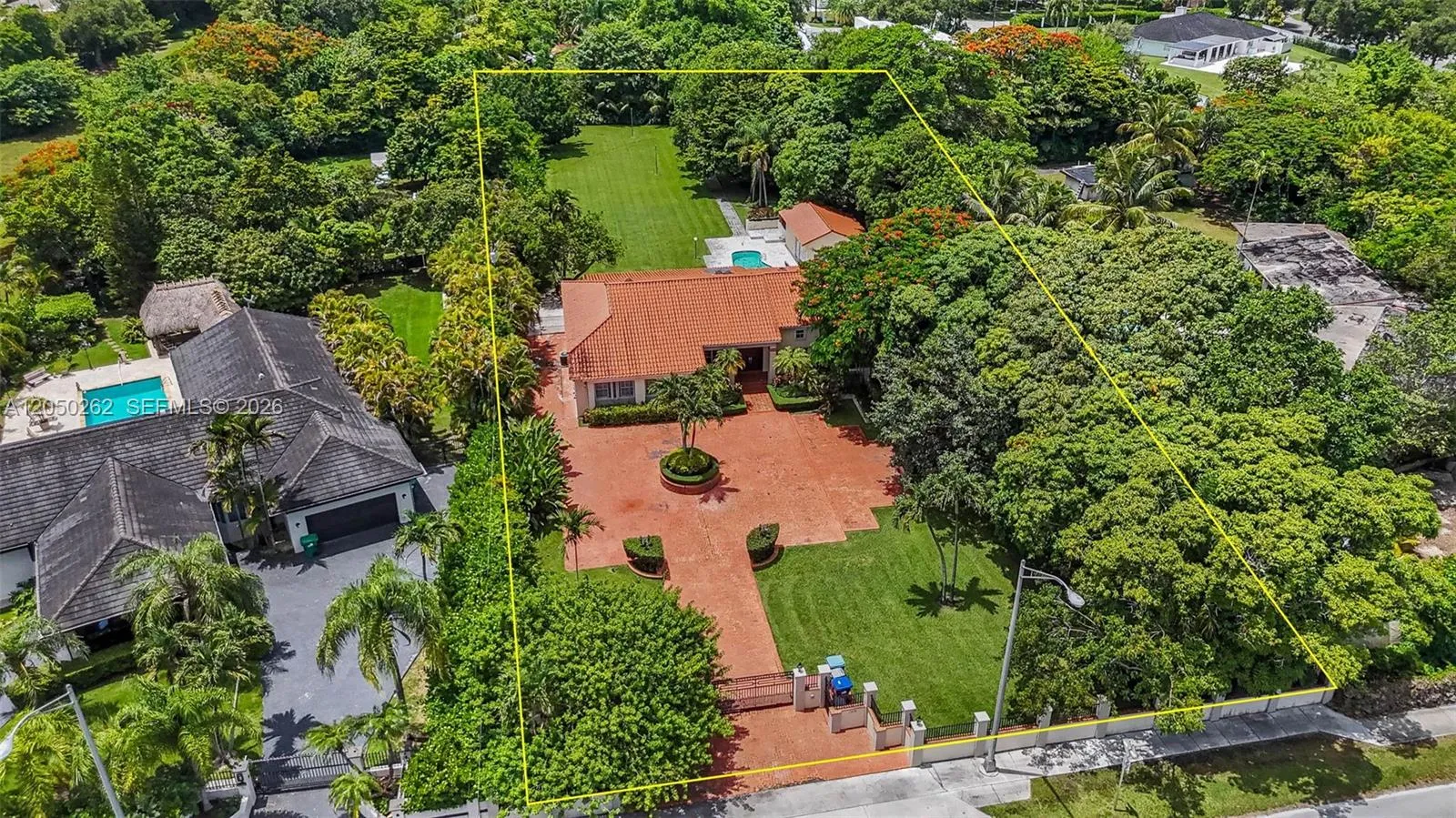 Foto de propiedad en 7030 SW 72nd Street, Miami, FL 33143 Miami con MLS# 