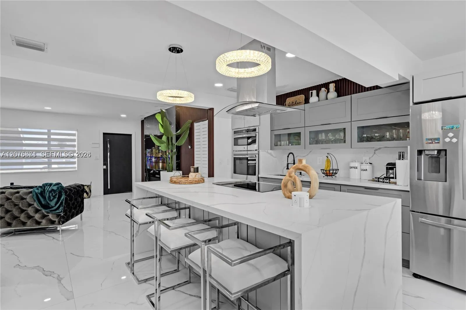 Foto de propiedad en 7031 SW 12th Street, Pembroke Pines, FL 33023 Pembroke Pines con MLS# 