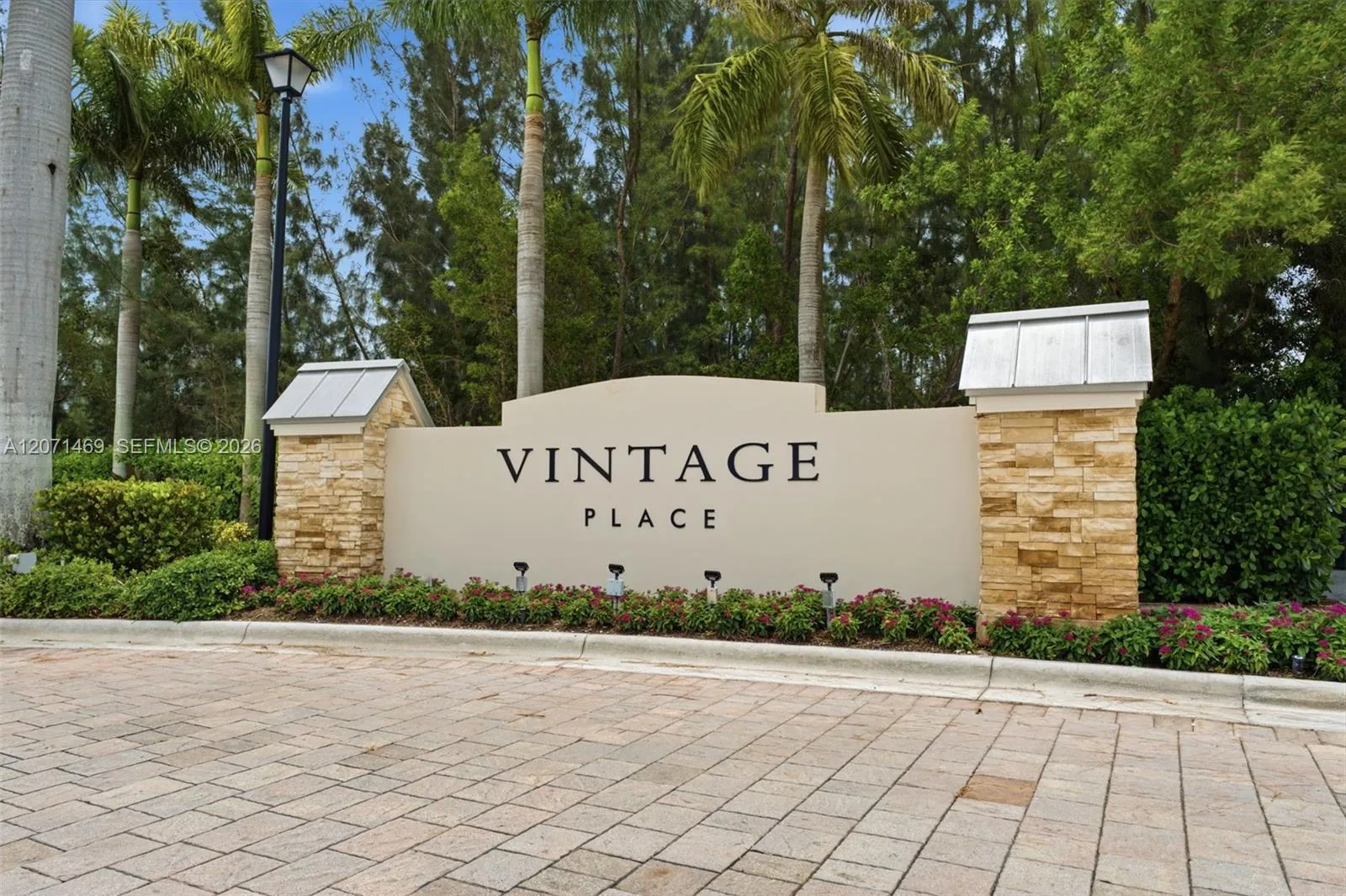 Foto de propiedad en 7042 NW 103rd Path, Doral, FL 33178 Doral con MLS# 