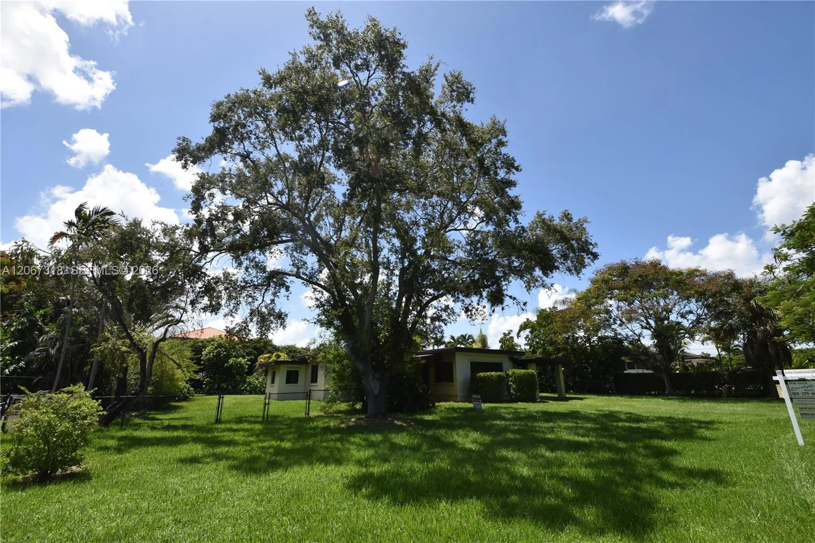 Foto de propiedad en 7050 SW 82nd Court, Miami, FL 33143 Miami con MLS# 