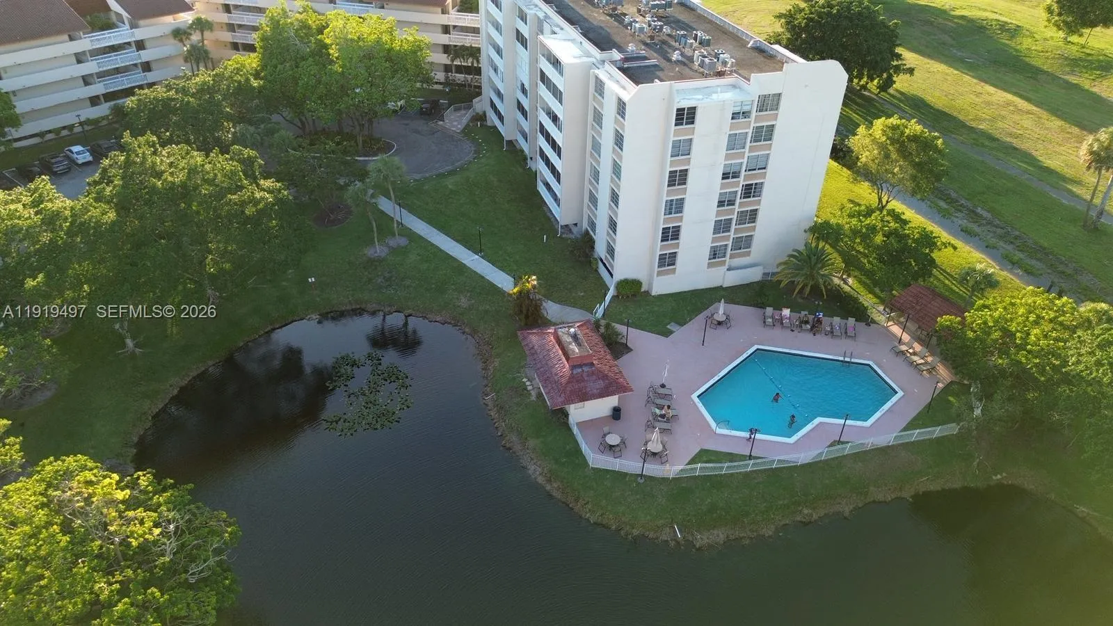 Foto de propiedad en 7051 Environ Boulevard 436, Lauderhill, FL 33319 Lauderhill con MLS# 