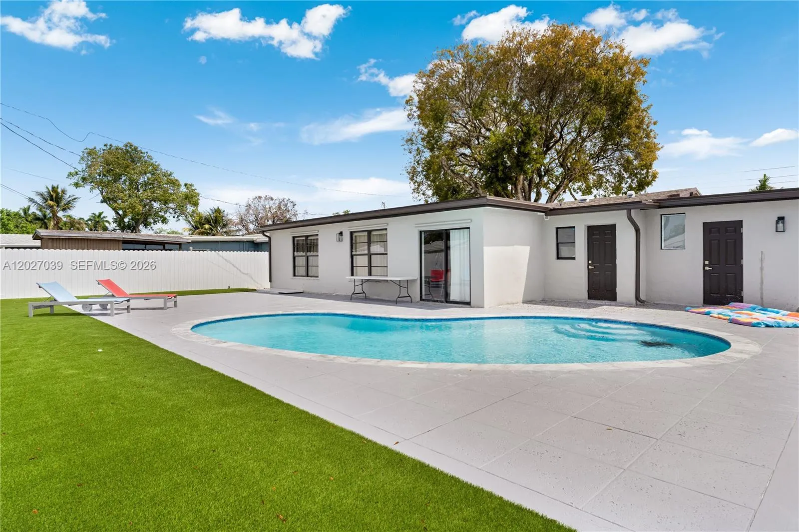 Foto de propiedad en 7051 Tyler Street, Hollywood, FL 33024 Hollywood con MLS# 
