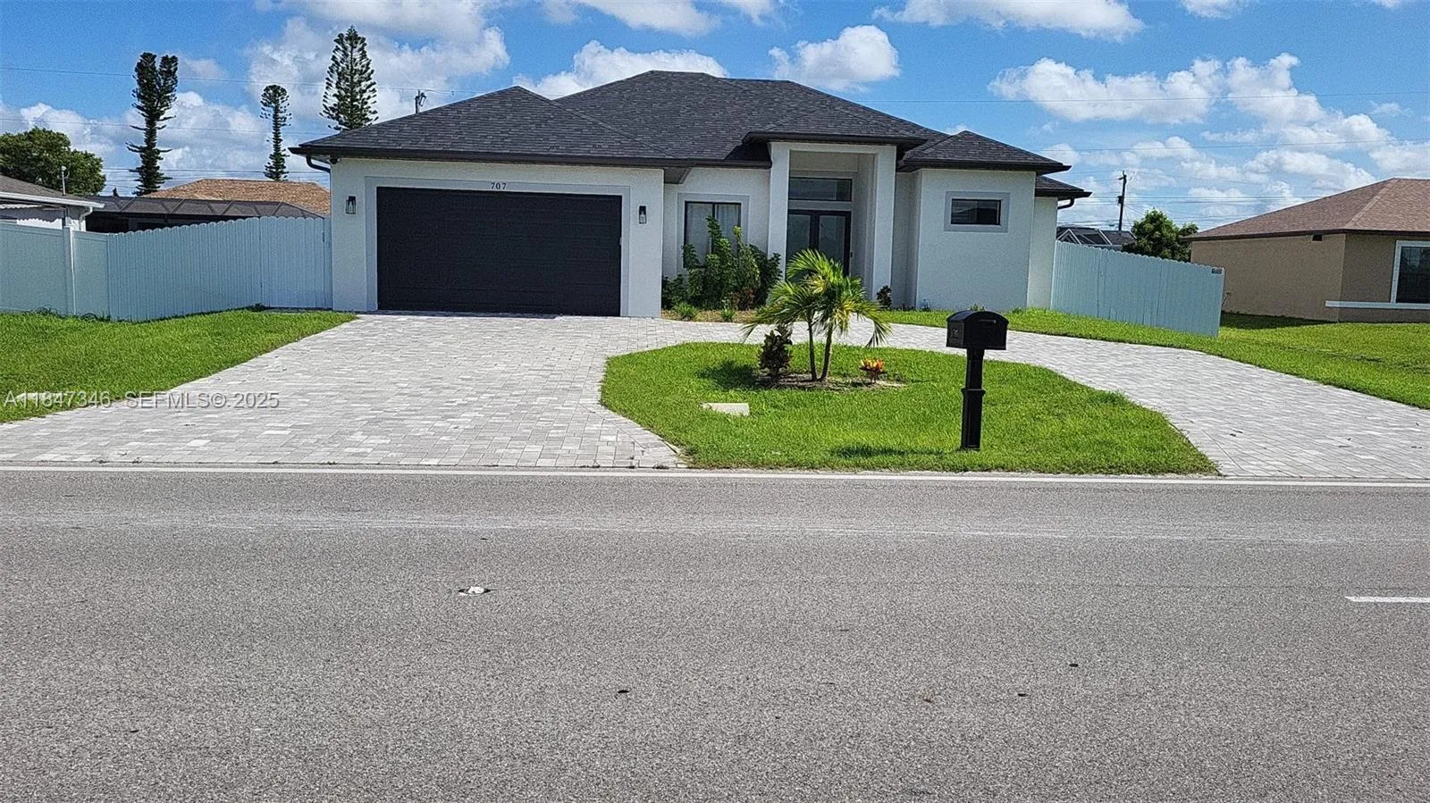 Foto de propiedad en 707 Tropicana Parkway E, Cape Coral, FL 33909 Cape Coral con MLS# 