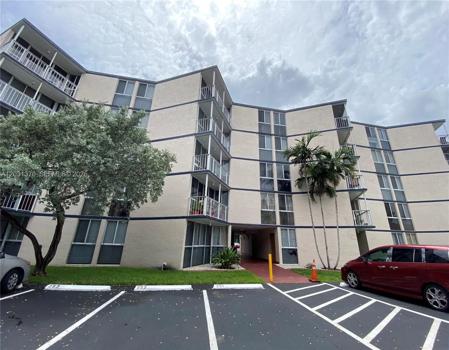 Foto de propiedad en 7075 NW 186th Street C308, Hialeah, FL 33015 Hialeah con MLS# 