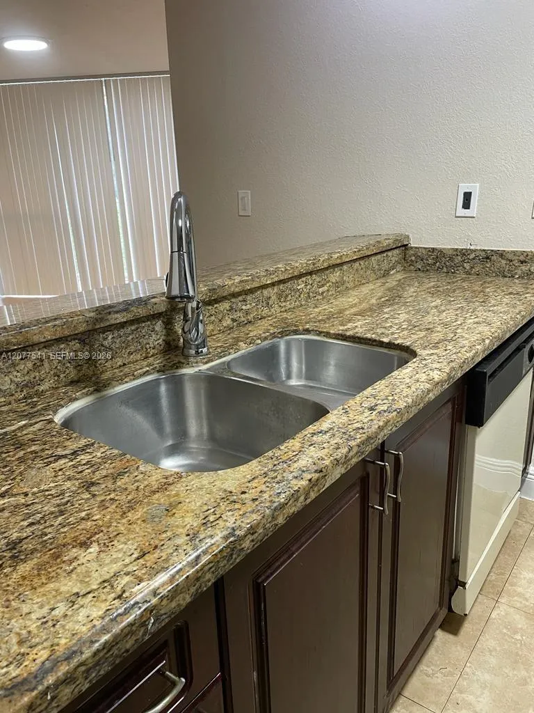 Foto de propiedad en 7075 NW 186th Street C505, Hialeah, FL 33015 Hialeah con MLS# 