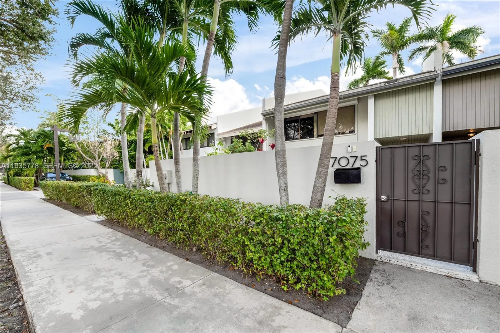 Foto de propiedad en 7075 SW 67th Avenue 14, South Miami, FL 33143 South Miami con MLS# 